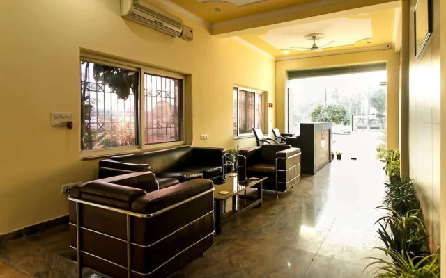 OYO 8240 Maan Residency