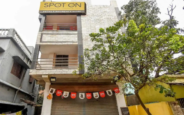 Petals Residency by OYO Rooms