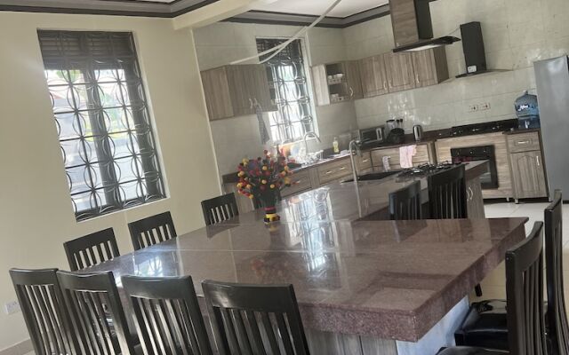 Inviting 9-bed Villa in Kampala