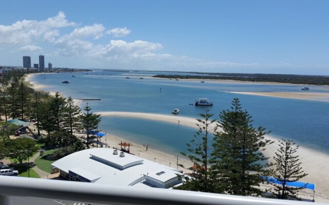 Grand Hotel Apartments Gold Coast by owner