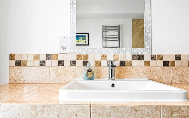 Bakersfield Retreat - From 200 Per Night