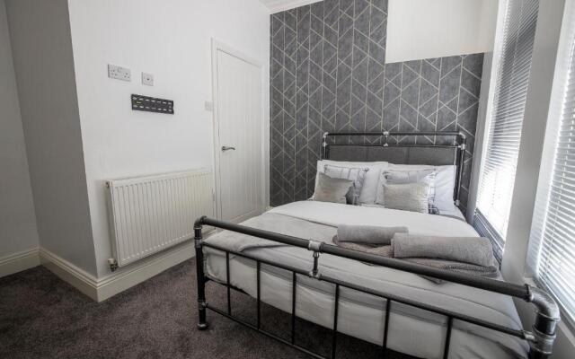Abingdon House 4 Bedrooms Workstays UK