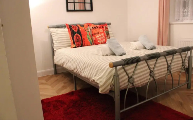 Impeccable Spacious 1-bed Apart in London Dagenham