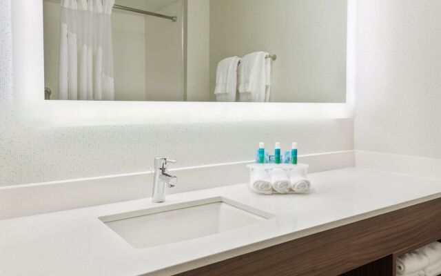 Holiday Inn Express & Suites Bentonville