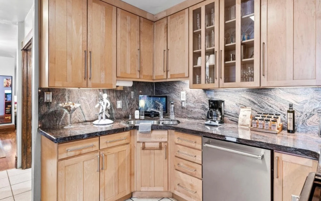 Cap Hill 3-bedroom Garage Parking With Backyard