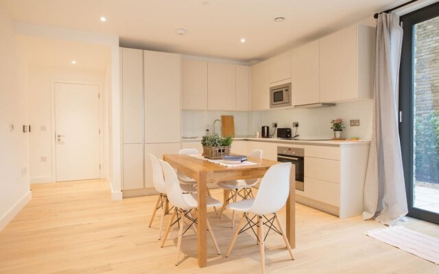 Bright, Spacious 2 bed Flat in Battersea, Sleeps 6