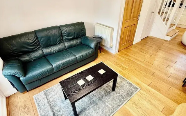 2 Bed House - Sleeps 4 - Parking - Wifi