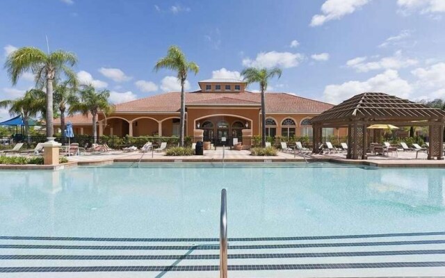 New! Spacious w Resort Pool 12 min from Disney