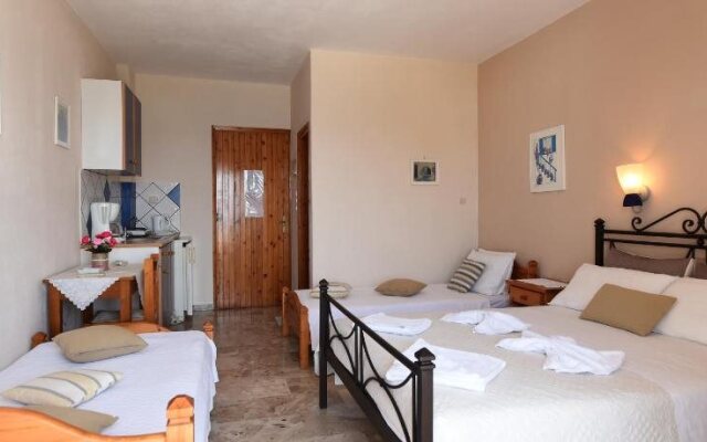 Vrohaki Studios & Rooms