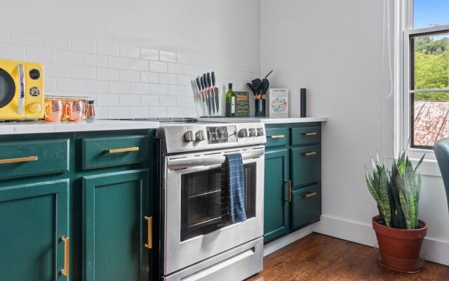 NEW Luxe Pet Friendly Free Parking Downtown