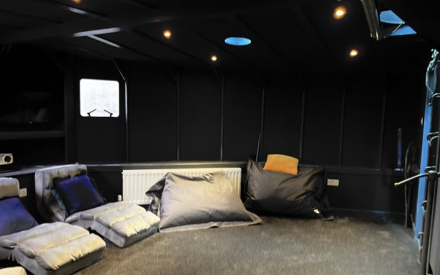 "duplex Barge/cinema Room/ 6 Ensuite Double-triple Bedrooms. Great Social Spaces"