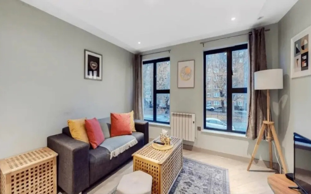 Modern, Central East London City Apartment