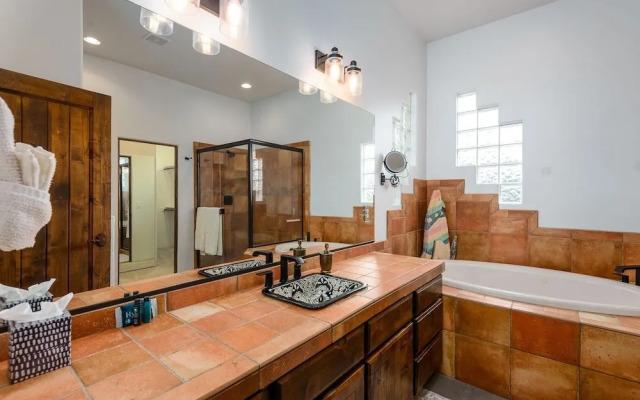 Casa Serenity 4 Bedroom Home by RedAwning