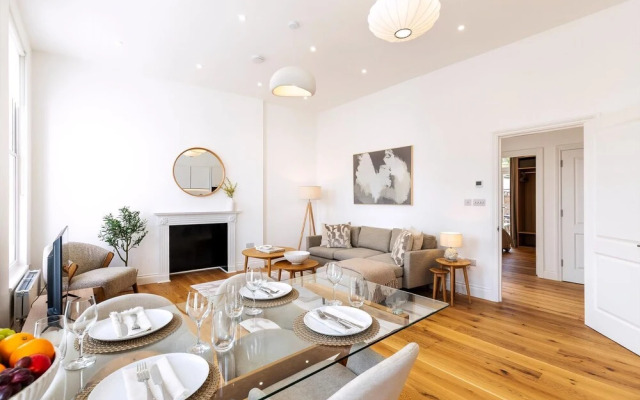 Bright & Elegant Chelsea Getaway: Private Balcony!