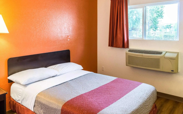 Motel 6 Bakersfield, CA - Convention Center