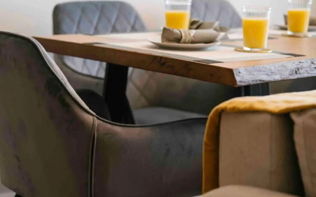 Sunny 2BR Flat-Top Location-Amazing Views