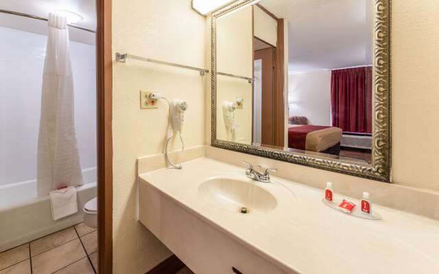 Econo Lodge Inn & Suites Macon