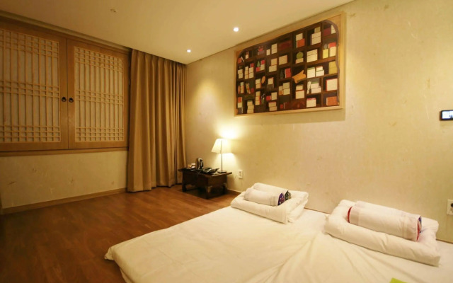 The Central Plaza Hotel