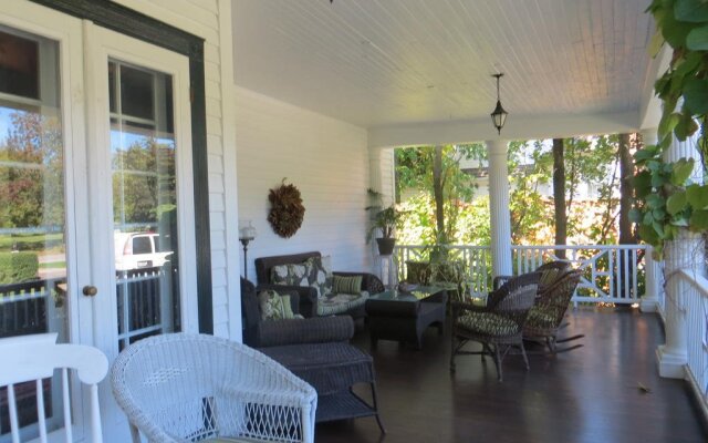 Lakewinds Country Manor