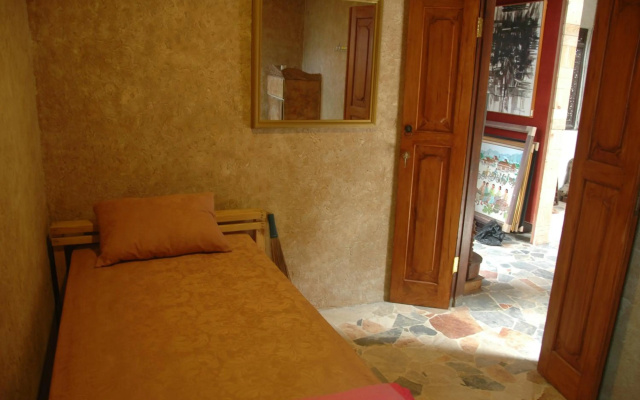 Posnya Seni Godod Art Gallery & Homestay – Guest Rooms – Yogyakarta