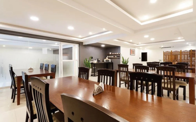 Makers Hotel by OYO Rooms