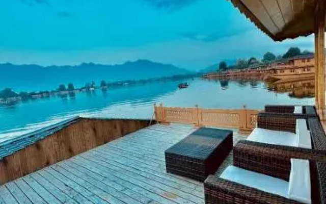 New Zenith Group of Houseboats