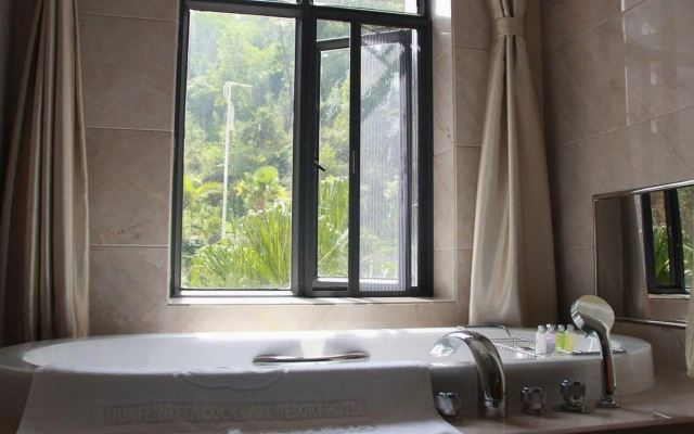 Huafeng Peacock Lake Hotel & Resort