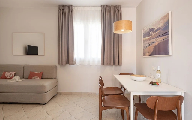 Отель Caldera Beach