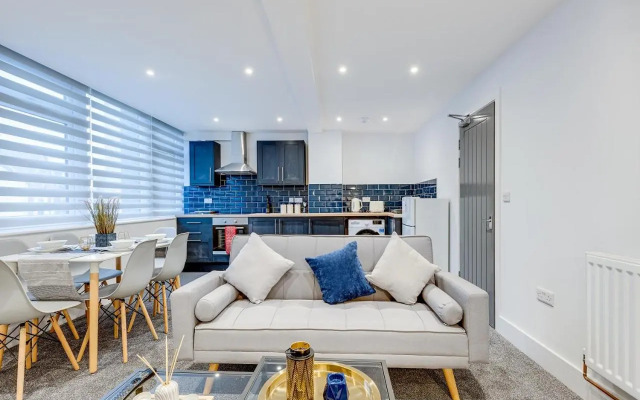 Raglan 3 Town Centre Modern Free Parking