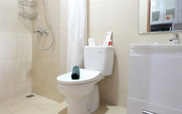 Comfy Studio Room @ Oasis Apartment By Travelio