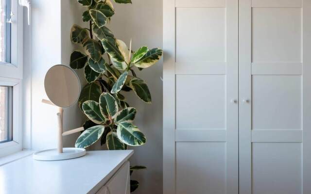 1BR Flat Ideally Located In Zone 2, Fits 3