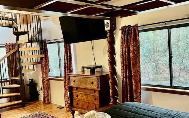 Very Secluded Breathtaking Riverfront Game Room