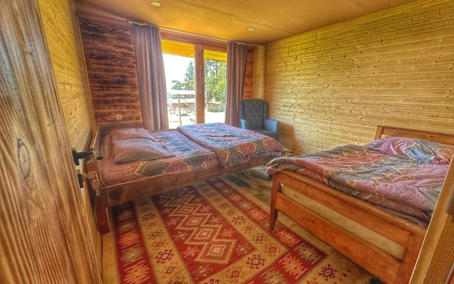 Heshkili huts Svaneti