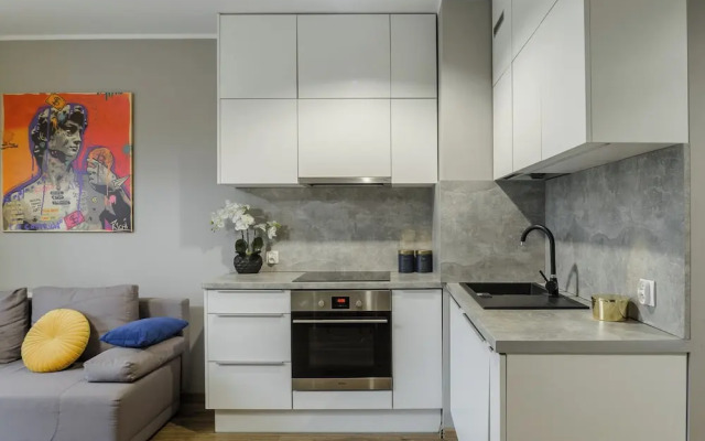 Lumina modern studio with balcony