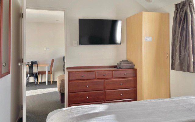 Amalfi Motor Lodge – Guest Rooms – Christchurch
