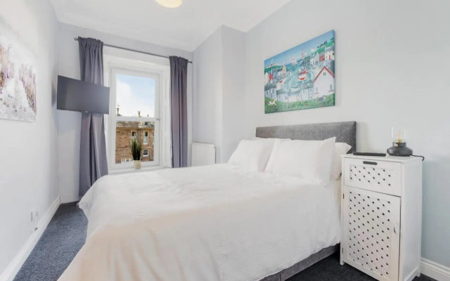 Beautiful 2 to 3 bed apartment with stunning views!
