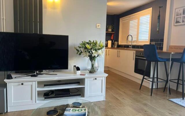 Unique one bedroom guest house with free parking