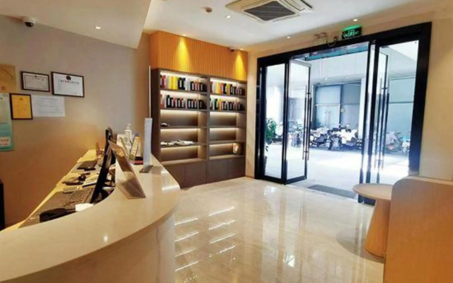 Ouli Business Hotel (Shanghai Luohe Hongmei Road Subway Station)