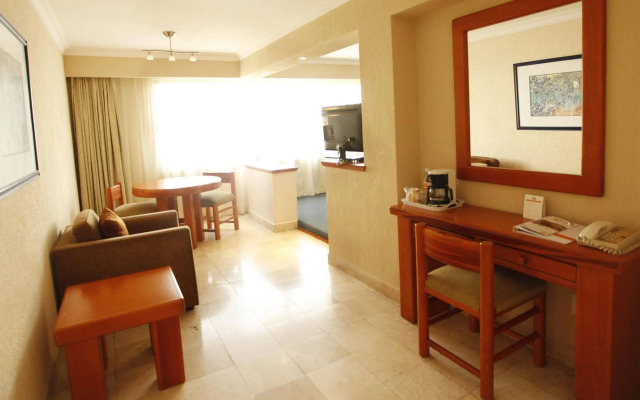 La Posada Hotel y Suites