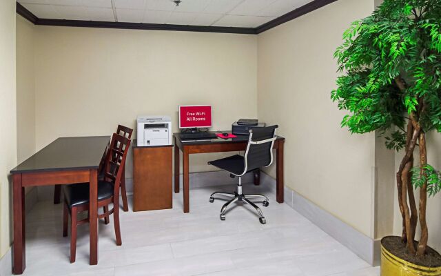 Red Roof Inn & Suites Fayetteville - Fort Bragg