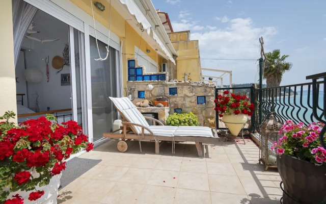 Poseidon Seafront Apartment by Rentalspro