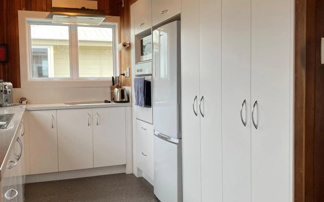 Waihi Charm - Waihi Beach Holiday Home