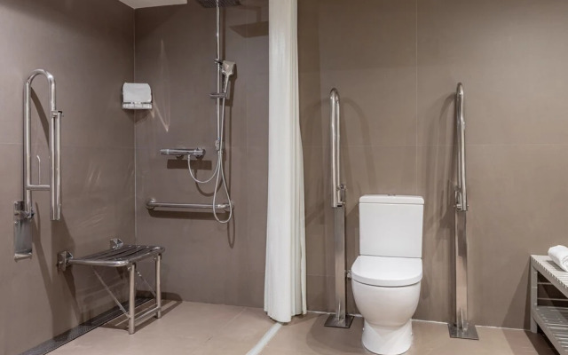 Duquesa Suites Landmark Hotel by Duquessa Hotel Collection