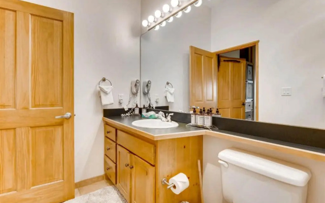 1 Bedroom Plus Murphy Mountain Condo in River Run Village With Mountain Views and Walking Distance to Ski Slopes