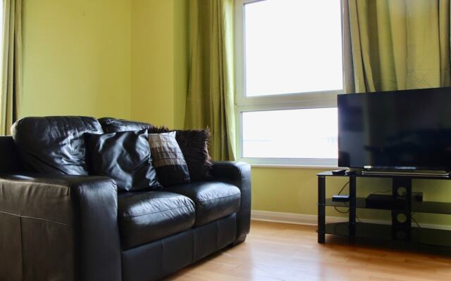 Modern 3 Bedroom Property Near Edinburgh Harbour