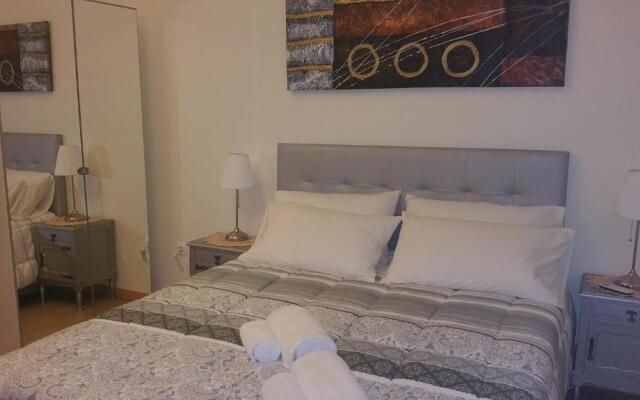 Downtown Porto next to subway with parking FREE