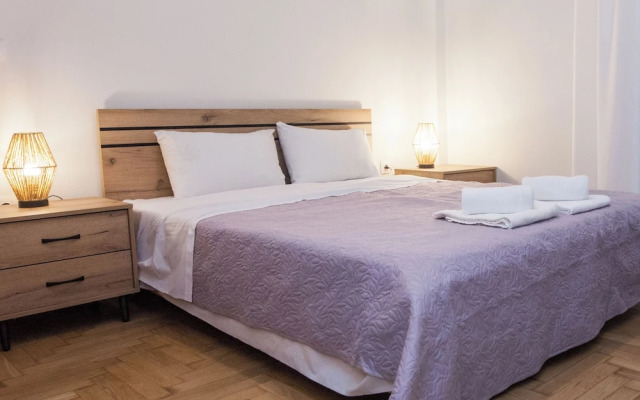 Fresh Urban Apt with Balcony in Zografou