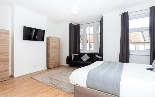 Wenham House - Large House with Hot Tub, Sleeps 11!