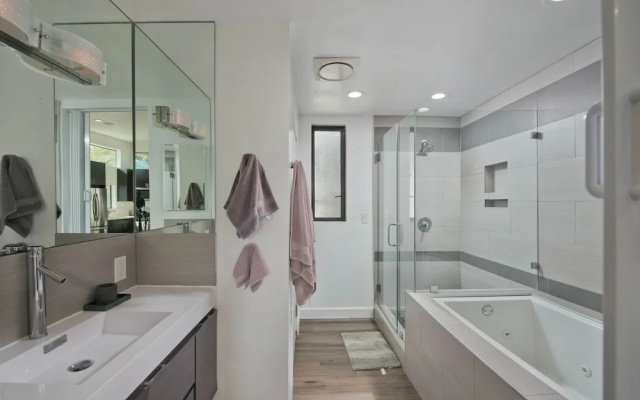 Modern Loft Rooftop Deck Venice Beach Studio Bedroom Apts by RedAwning