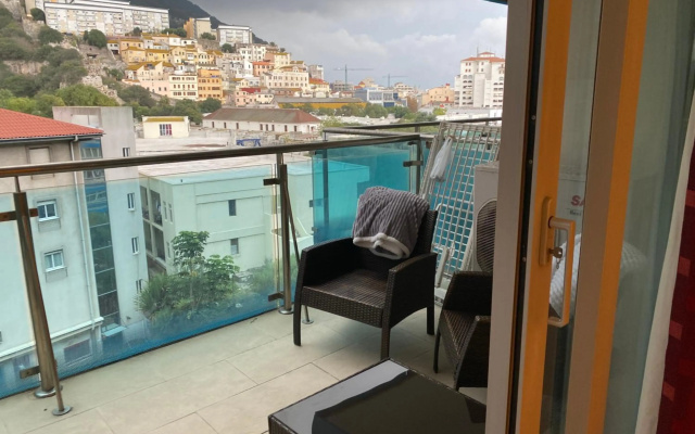Swimming pools Apartment in Ocean Village - 2 bed 2 bath Rock view — фото 2